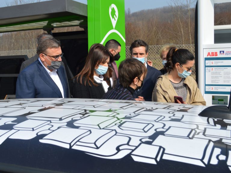 Predsednica Vlade Ana Brnabić u Centru za prikupljanje i obradu podataka o saobraćaju JP „Putevi Srbije“